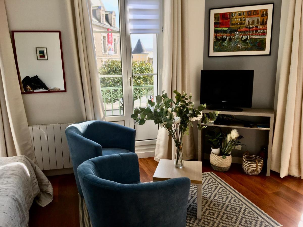 Studio Balcon De La Place Dinan Exterior photo